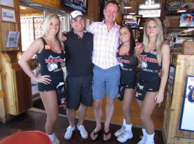 1.38 cm.hooters en de bediening.jpg